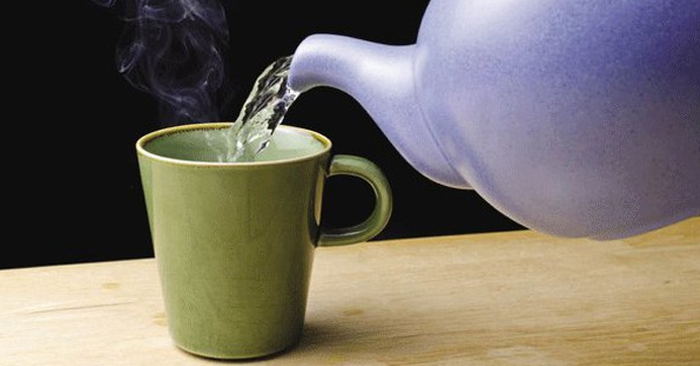 Bổ sung nhiều nước ấm có tác dụng giúp làm dịu và ẩm đường thở