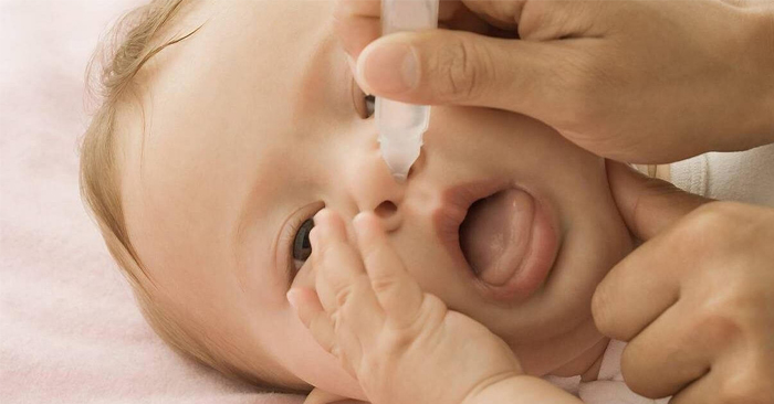 Vệ sinh mũi thường xuyên cho bé