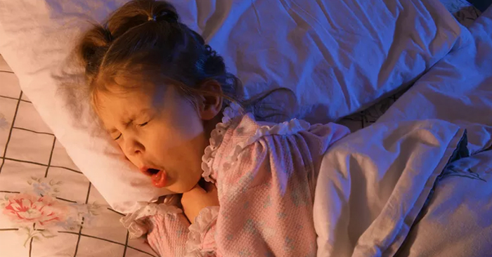 Bố mẹ cần theo sát triệu chứng trẻ ho nhiều về đêm nhưng không sốt