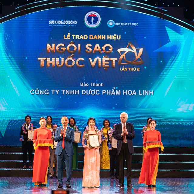 ThS.DS Nguyễn Thị Thu Trang, Phó Giám đốc Ngành hàng Dược phẩm nhận giải thưởng "Ngôi sao thuốc Việt" lần thứ 2 cho Thuốc ho bổ phế Bảo Thanh